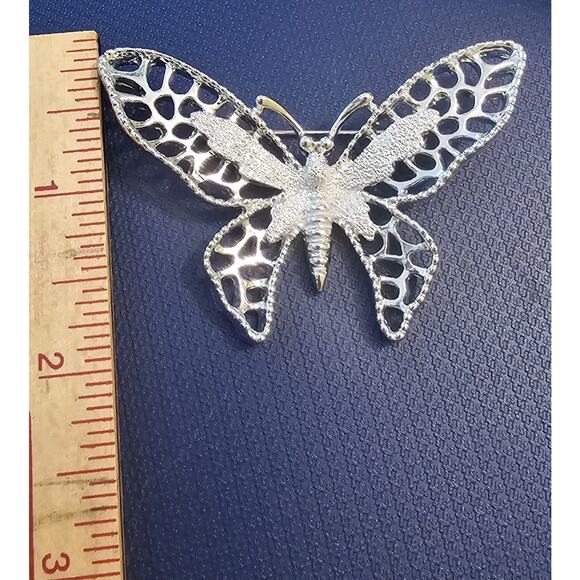 Sarah Coventry Silvertoned Shiny Butterfly Textured Pin Brooch Vintage - Picture 6 of 7